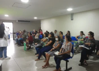 Pacientes e acompanhantes durante palestra da campanha Novembro Azul