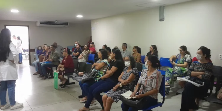 Pacientes e acompanhantes durante palestra da campanha Novembro Azul