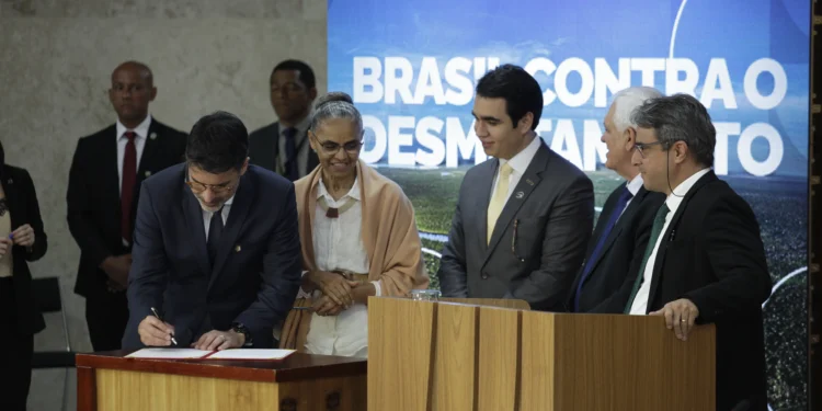 Tocantins assina pacto interfederativo para zerar desmatamento ilegal no Cerrado