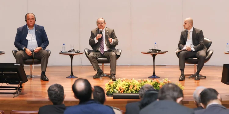 Senador Eduardo Gomes participa de Encontro Internacional de Cibersegurança e destaca avanços na regulamentação de Inteligência Artificial no Brasil