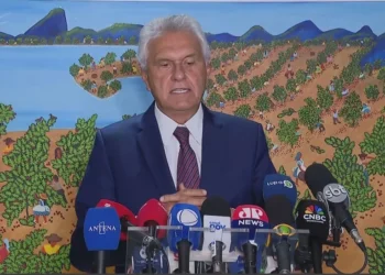 "Não vou caminhar em uma situação como essa em que estamos aqui, a pagar salário e receber ordem do Congresso, da União", disse Caiado • CNN