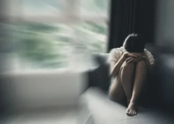 Crise de pânico pode levar à taquicardia e sensação de morte • Imagem: Shutterstock/Thomas Andre Fure