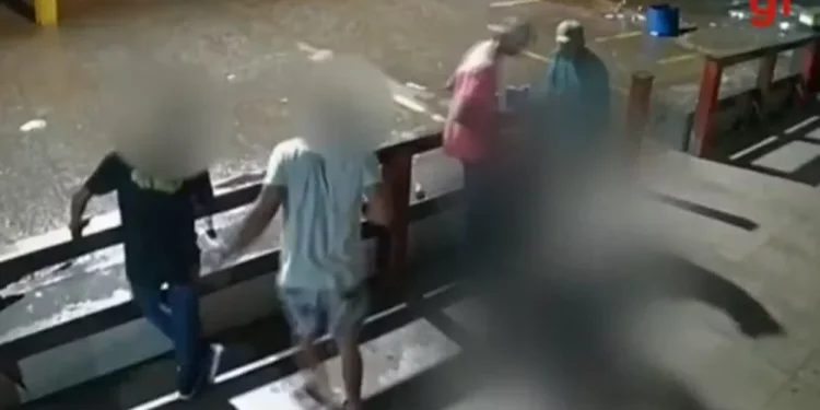 Homem é morto com tiro no peito em frente a distribuidora de bebidas