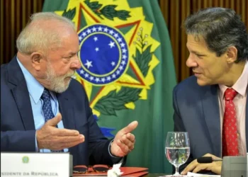 O presidente Luiz Inácio Lula da Silva e o ministro da Fazenda, Fernando Haddad, durante reunião ministerial no Palácio do Planalto • 10/03/2023 Marcelo Camargo/Agência Brasil