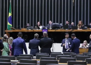 A deputada Silvye Alves (segunda da direita para a esquerda) foi relatora do texto na Câmara • 04/11/2024 - Bruno Spada/Câmara dos Deputados