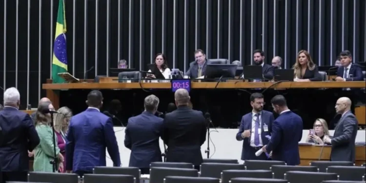 A deputada Silvye Alves (segunda da direita para a esquerda) foi relatora do texto na Câmara • 04/11/2024 - Bruno Spada/Câmara dos Deputados