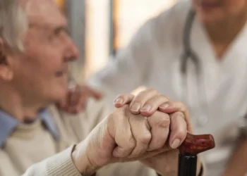 Veja 5 formas de evitar queda de idosos em casa