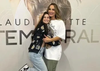 A bailarina Isabella Oliveira, de 21 anos, ao lado da cantora Claudia Leitte • Reprodução/redes sociais