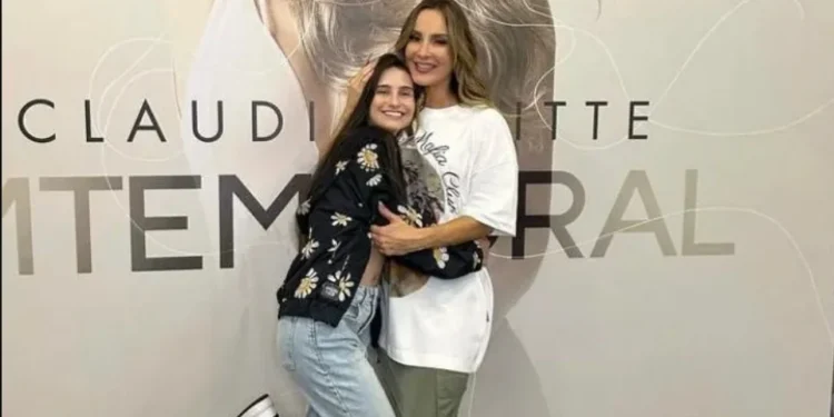 A bailarina Isabella Oliveira, de 21 anos, ao lado da cantora Claudia Leitte • Reprodução/redes sociais