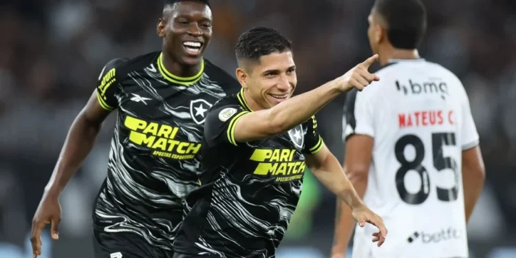 Botafogo vence Vasco e abre distância do Palmeiras na briga pelo título