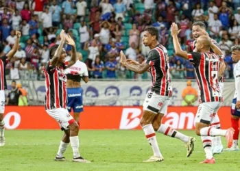 Jogadores do São Paulo comemoram gol contra o Bahia • Reprodução/@Brasileirao - Marcio Roberto/Agência F8/Gazeta Press
