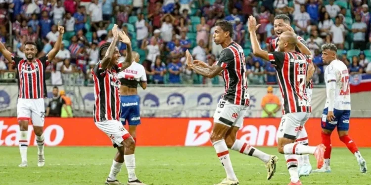 Jogadores do São Paulo comemoram gol contra o Bahia • Reprodução/@Brasileirao - Marcio Roberto/Agência F8/Gazeta Press