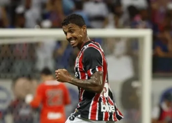Luiz Gustavo comemora gol contra o Bahia, em Salvador • Divulgação/São Paulo