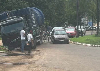 Veículo cai em buraco no centro de Miracema