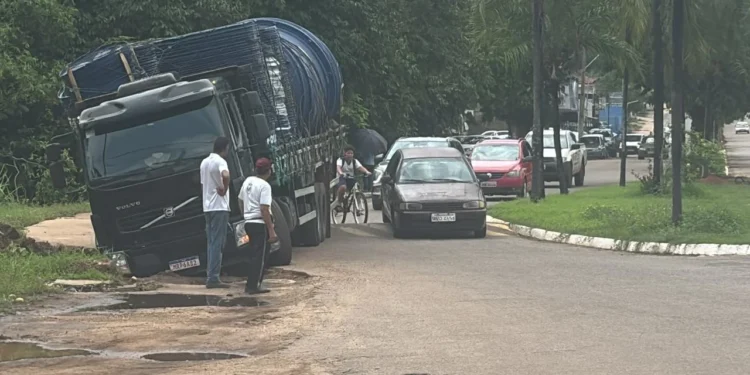 Veículo cai em buraco no centro de Miracema