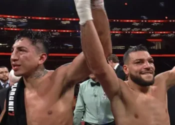 Mario Barrios e Abel Ramos empataram, e o título do meio-médio seguiu com Barrios • Reprodução/X @Netflix