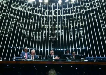 Coronel (sentado, à esquerda) é relator do projeto sobre emendas • 13/11/2024 - Pedro França/Agência Senado