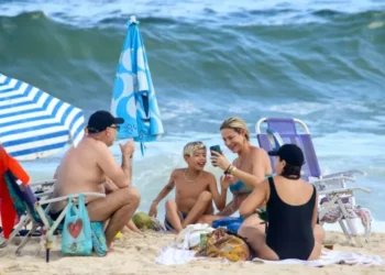 Luana Piovani é vista curtindo praia do Leblon, no Rio de Janeiro, ao lado do filho Dom, 12, e de amigos, neste domingo (17) • JC Pereira/AgNews