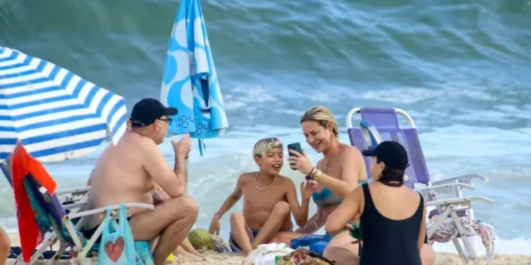 De volta ao Brasil, Luana Piovani curte praia do Leblon com filho