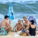 De volta ao Brasil, Luana Piovani curte praia do Leblon com filho