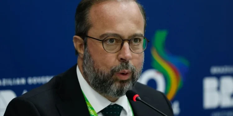 Silveira diz que Brasil não vai parar de exportar petróleo enquanto houver demanda