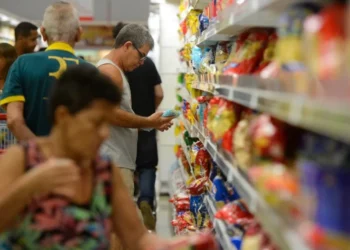 Consumidores em um supermercado • Tânia Rêgo/Agência Brasil