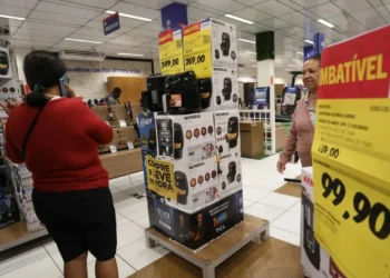 Movimentação no comércio de SP nesta sexta (24), dia de Black Friday • 24/11/2023. RENATO S. CERQUEIRA/FUTURA PRESS/FUTURA PRESS/ESTADÃO CONTEÚDO