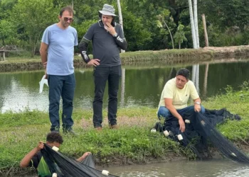 Inspetores da Adapec monitoram a piscicultura. Foto - Divulgação