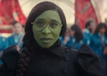 Cynthia Erivo em trailer de "Wicked" • Reprodução/YouTube/Universal Pictures