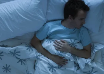 Pessoas com padrões irregulares de sono têm um risco 26% maior de ter uma complicação cardiovascular grave, segundo estudo • PhotoAlto/Frederic Cirou/Getty Images