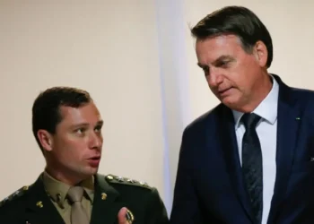 Então presidente Jair Bolsonaro com seu então auxiliar Mauro Cid no Palácio do Planalto • 18/06/2019REUTERS/Adriano Machado