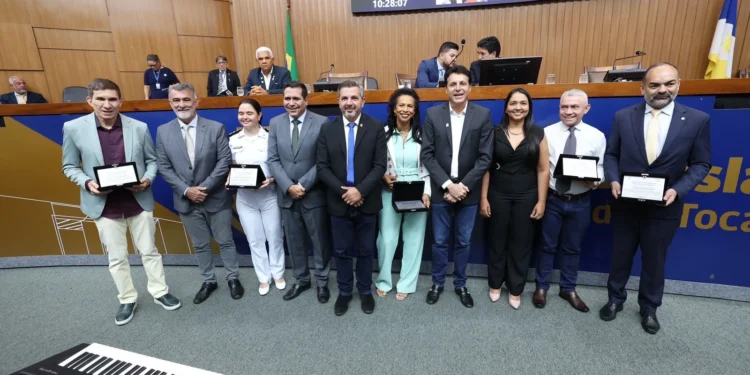 Presidente da Aleto homenageia Procurador-Geral Luciano Casaroti em sessão alusiva ao Dia do Servidor Público