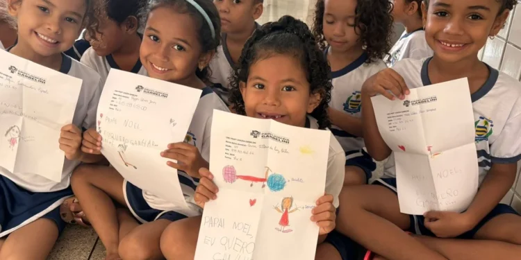 Crianças do Cmei Professora Juscéia Garbelini entregam cartinhas para Papai Noel