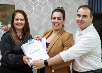 Prefeita Cinthia Ribeiro entregou a Lei Orçamentária Anual 2024 para secretário da Casa Civil, Gustavo Bottós, e a secretária de Planejamento e Desenvolvimento Humano, Mila Jaber