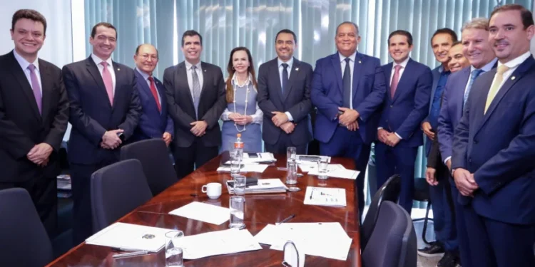 Eduardo entrega à bancada federal solicitação de recursos para obras em Palmas