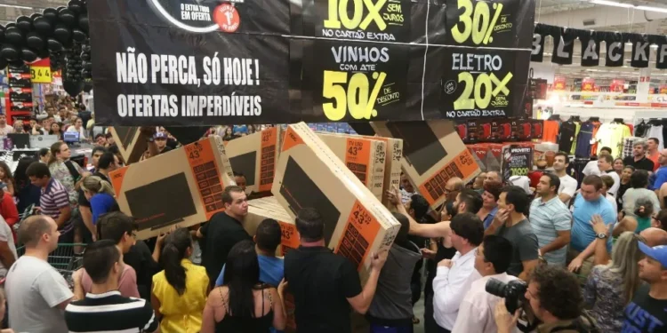 Consumidores preferem dinheiro e Pix para compras de Black Friday, diz pesquisa