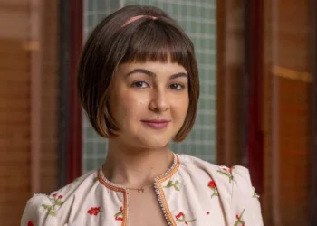 Klara Castanho vive Eugênia em "Garota do Momento" • Divulgação/Globo