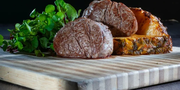 Dieta carnívora: famosa nas redes sociais, entenda se faz bem à saúde