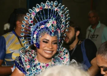 Lexa desfila como rainha de bateria da Tijuca • AgNews