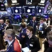 Ações da Amazon sobem e Wall St avança, apesar de fraqueza de emprego e vendas da Apple