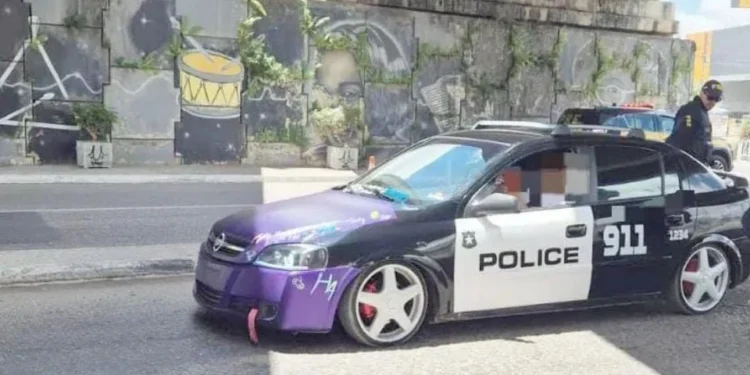 Carro que imita viatura policial dos EUA fiscalizado pela PRF • PRF/Divulgação