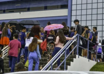 Estudantes antes da abertura dos portões em São José dos Campos (SP) • Lucas Lacaz Ruiz/Estadão Conteúdo