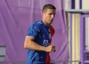 Gianluca Simeone em partida na Espanha • Foto: Rayo Majadahonda / Divulgação