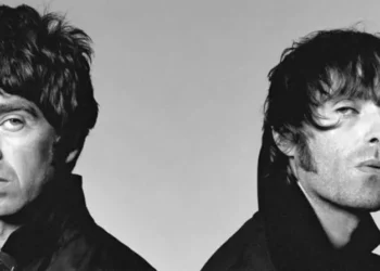 Os irmãos Noel Gallagher (esq.) e Liam Gallagher (dir.), do Oasis • Divulgação/David Bailey