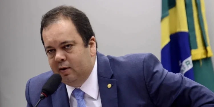 Elmar reúne bancada sob expectativa de anunciar desistência