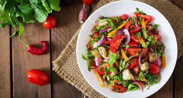 Dieta mediterrânea pode aliviar sintomas da endometriose, diz médico