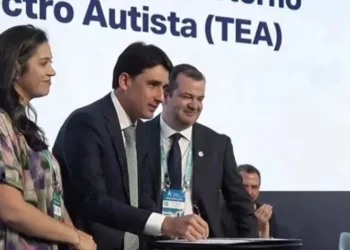 A deputada Iza Arruda (MDB), o ministro Silvio Costa Filho e o secretário Fábio Rogério Carvalho • Reprodução