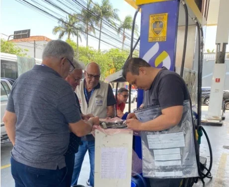 Técnico da área de Instrumentos da Agência de Metrologia participa de curso sobre fraudes em bombas de combustíveis