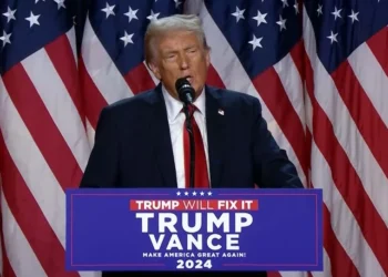 Donald Trump discursa para apoiadores após resultados favoráveis na eleição presidencial americana • Reuters