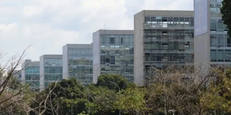 Equipe econômica passa a tarde tentando convencer ministros da necessidade de cortar gastos